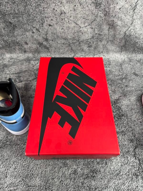 Jordan 1 Retro High Fearless UNC Chicago