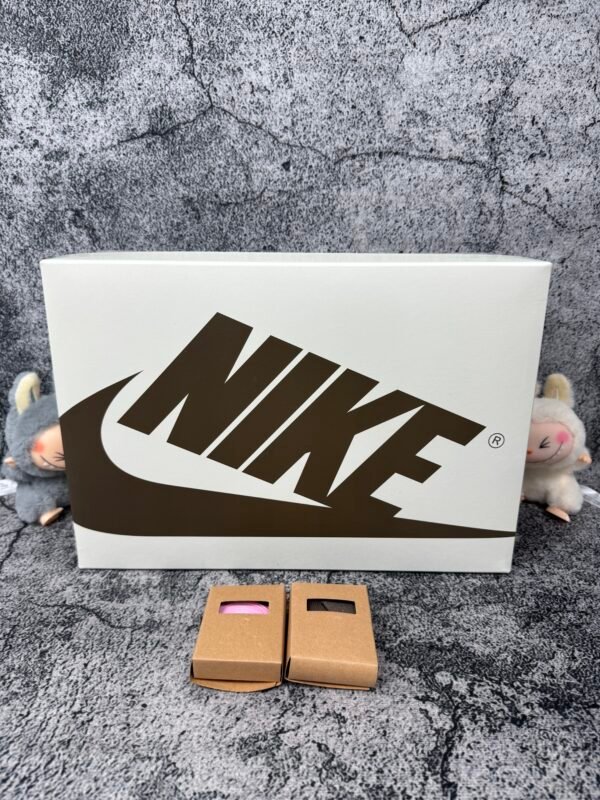 Jordan 1 Retro Low OG SP Travis Scott Velvet Brown