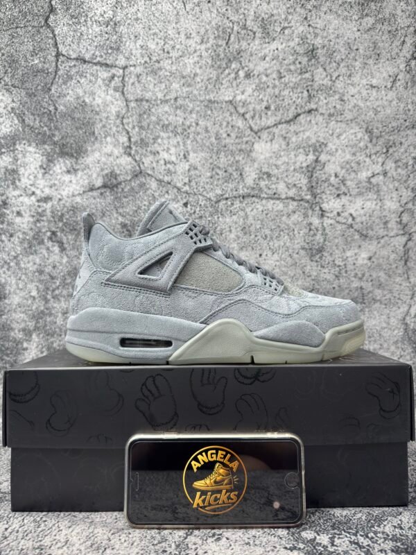 Jordan 4 Retro Kaws