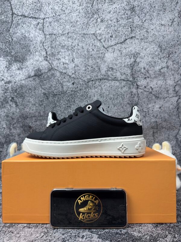 LOUIS VUITTON Time Out