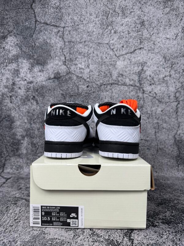 Nike SB Dunk Low TIGHTBOOTH