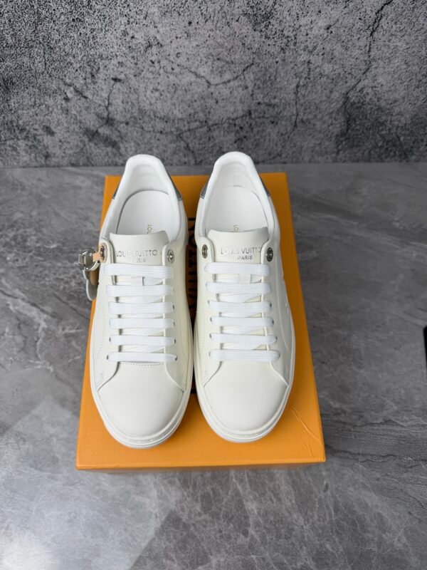 LOUIS VUITTON Time Out