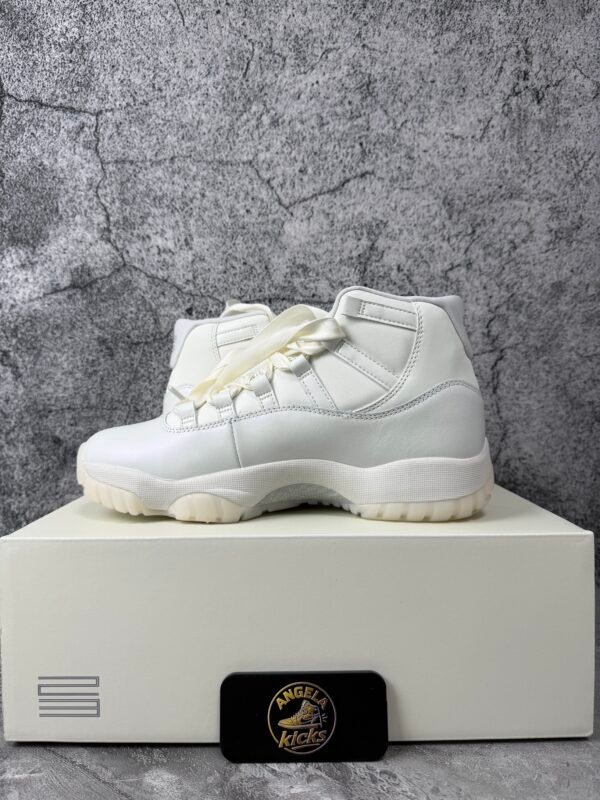 Jordan 11 Retro Pearl