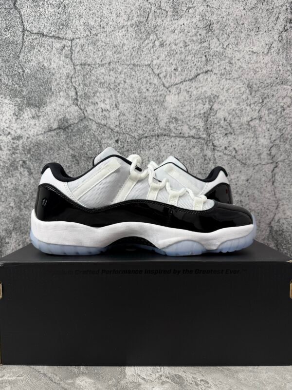 Jordan 11 Retro Low Concord